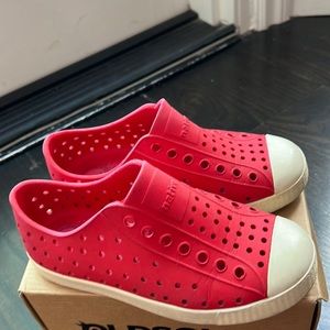 Native US12 Red water shoes slip on